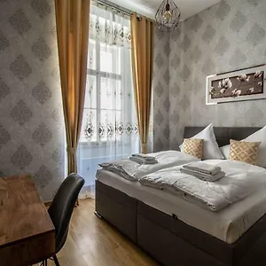 Design 3bdr In Residence, Free Parking Apartament Praga