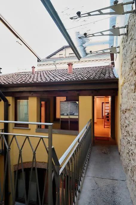 Johnny Suites Bergamo Alta 0*,